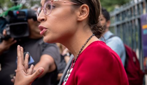 O que Alexandria Ocasio-Cortez pensa sobre o Mar do Sul da China?