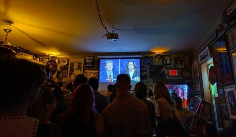 Registro de uma ‘watch party’ do debate Harris x Trump em um ‘pub’ em DC